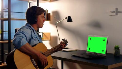 قالب ویدیو - مردی در حال نواختن گیتار